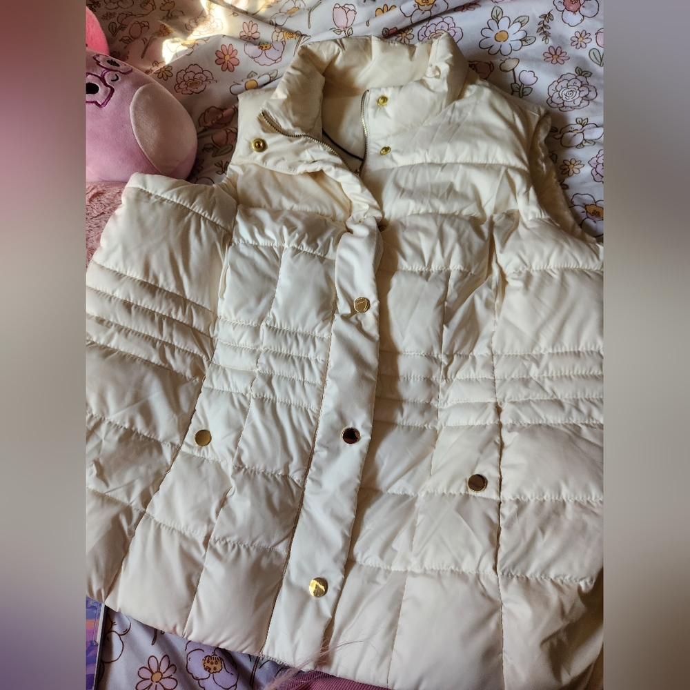 Creamy fall puffer vest with gold accessories